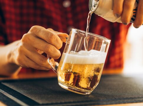 beber-alcool-em-excesso-aumenta-risco-de-avc-precoce,-diz-estudo