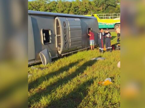 onibus-tomba-em-rodovia-no-interior-de-sp-e-deixa-pelo-menos-2-mortos