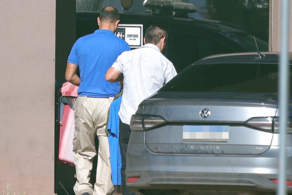 antes-de-internacao,-irmao-de-michelle-leva-camisa-azul-para-bolsonaro
