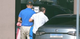 antes-de-internacao,-irmao-de-michelle-leva-camisa-azul-para-bolsonaro