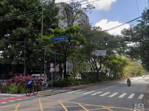 sp:-motorista-cruza-farol-vermelho,-bate-em-carro-e-mulher-fica-ferida