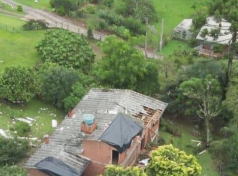 tornado-destelha-escola-e-residencias-no-rio-grande-do-sul