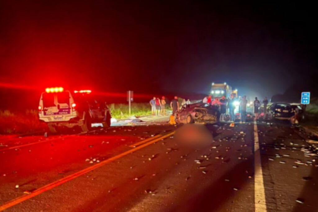 acidente-no-es-com-4-veiculos-deixa-criancas-e-adultos-mortos