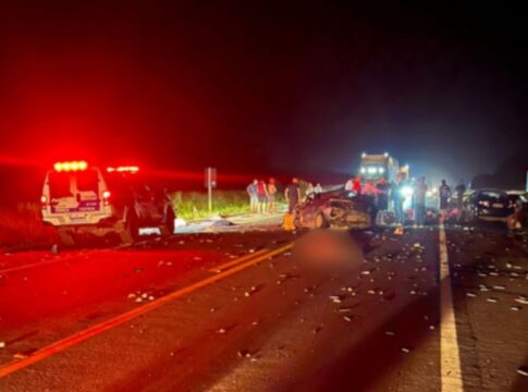 acidente-no-es-com-4-veiculos-deixa-criancas-e-adultos-mortos