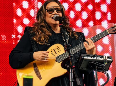 ana-carolina-e-detonada-por-interprete-de-libras-ser-retirada-de-palco