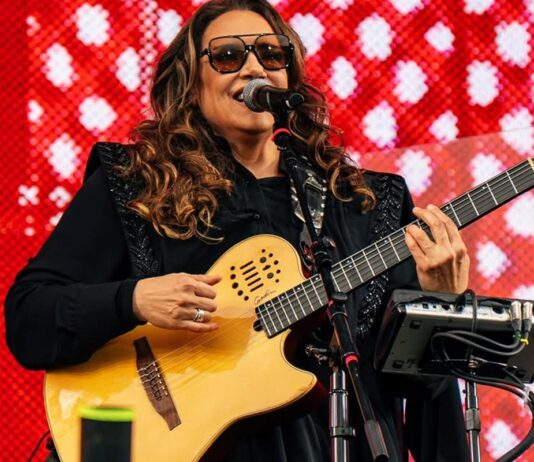 ana-carolina-e-detonada-por-interprete-de-libras-ser-retirada-de-palco