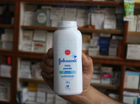 johnson-&-johnson-e-condenada-a-pagar-r$-8,3-bilhoes-a-paciente