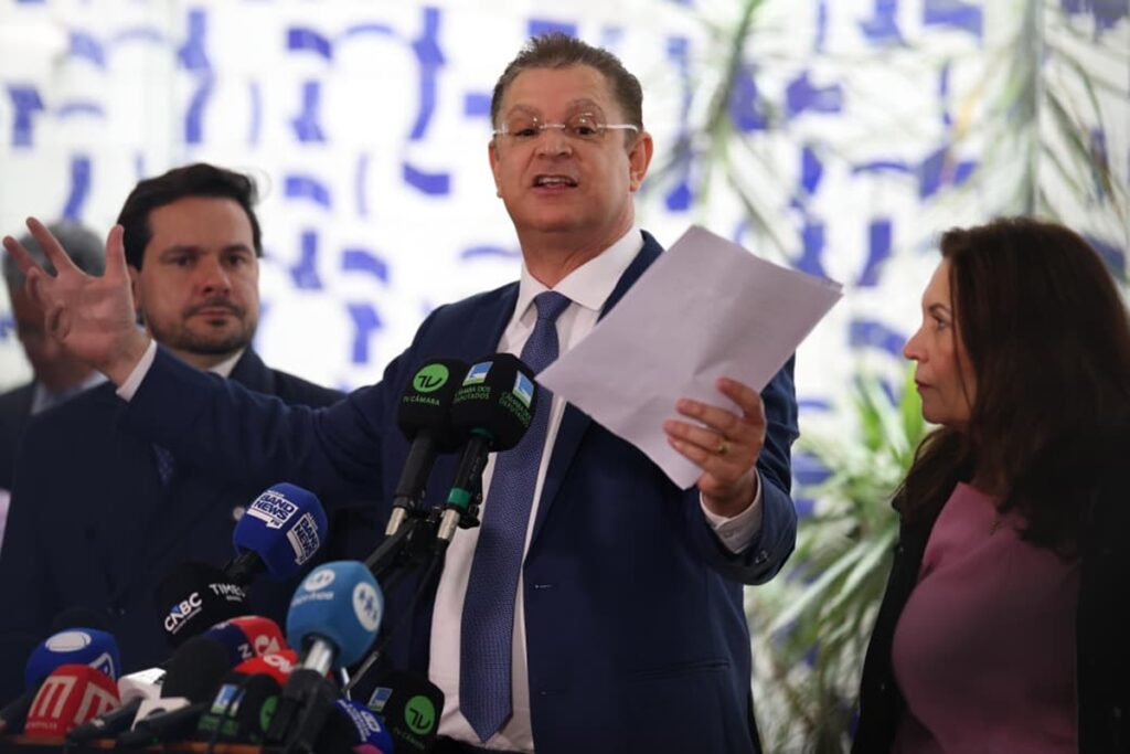 sostenes-expoe-documentos-de-casa-negociada-para-justificar-r$-470-mil