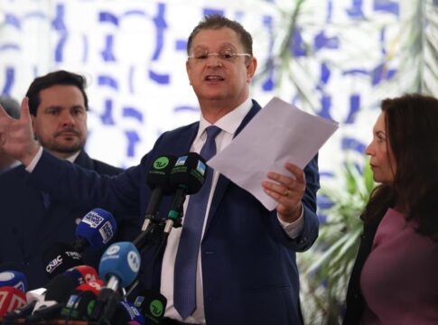 sostenes-expoe-documentos-de-casa-negociada-para-justificar-r$-470-mil