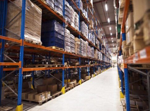 eua-planeja-armazenar-e-enviar-imigrantes-como-mercadorias-da-amazon