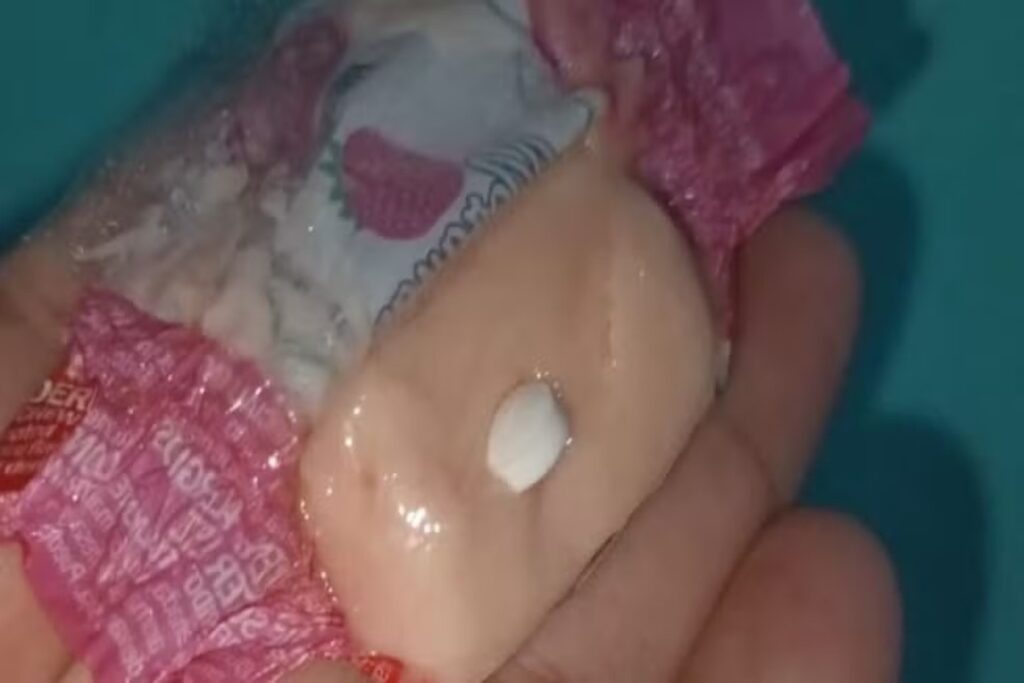 crianca-passa-mal-apos-comer-doce-de-“papai-noel”.-policia-investiga