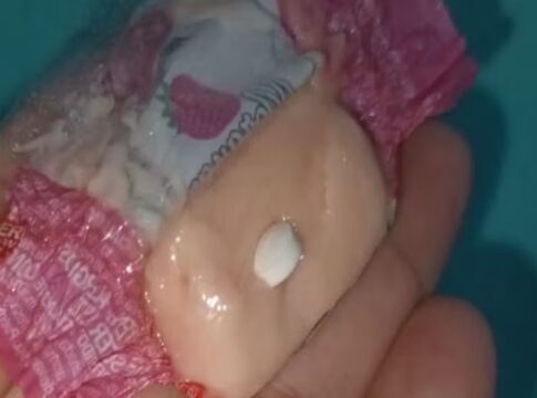 crianca-passa-mal-apos-comer-doce-de-“papai-noel”.-policia-investiga