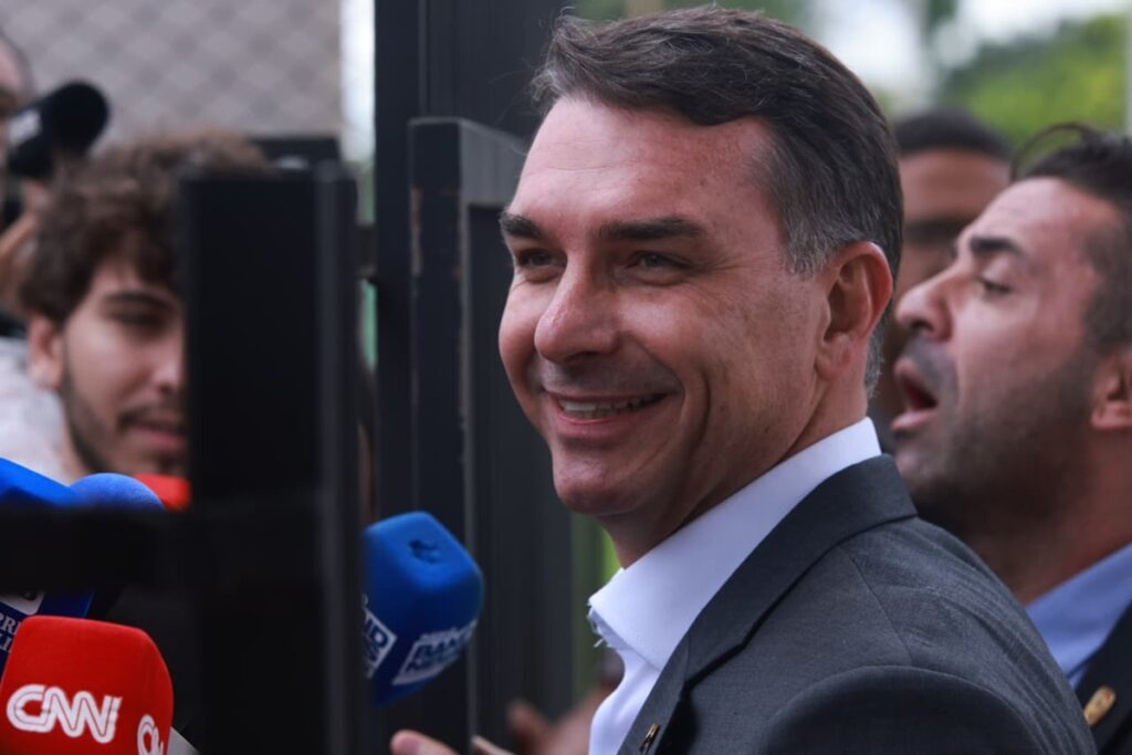 flavio:-bolsonaro-deve-passar-a-noite-de-natal-com-michelle-e-carlos