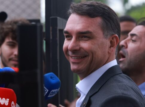 flavio:-bolsonaro-deve-passar-a-noite-de-natal-com-michelle-e-carlos