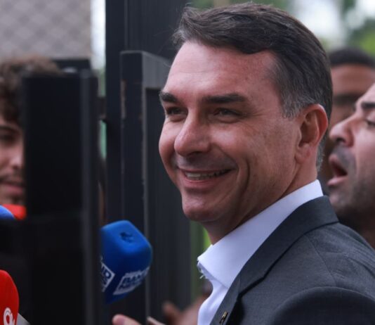 flavio:-bolsonaro-deve-passar-a-noite-de-natal-com-michelle-e-carlos