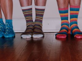 microbiologista-explica-por-que-nao-usar-de-novo-as-meias-sujas