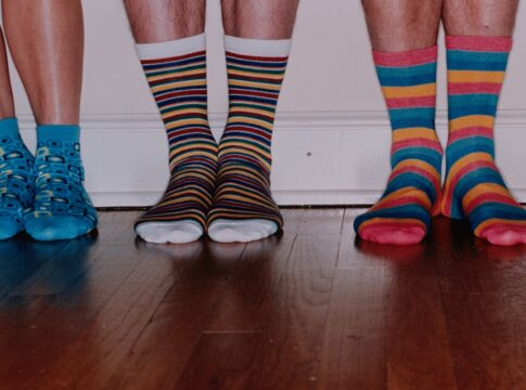 microbiologista-explica-por-que-nao-usar-de-novo-as-meias-sujas