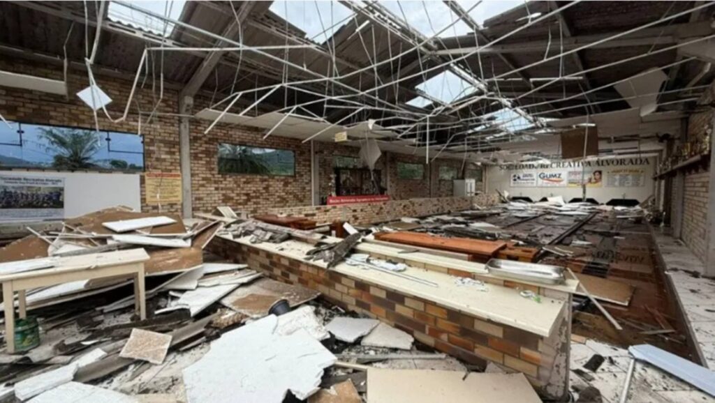 “nao-sobrou-nada”:-vento-arranca-teto-e-destroi-salao-historico-em-sc