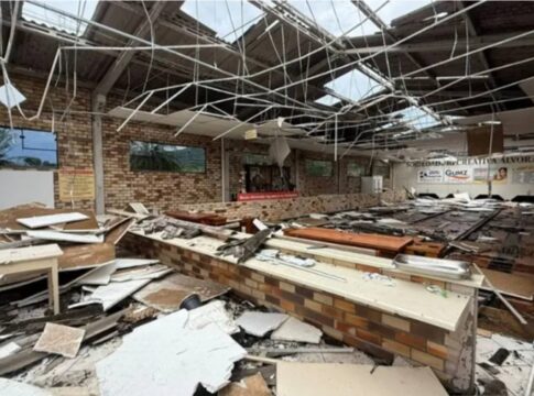 “nao-sobrou-nada”:-vento-arranca-teto-e-destroi-salao-historico-em-sc