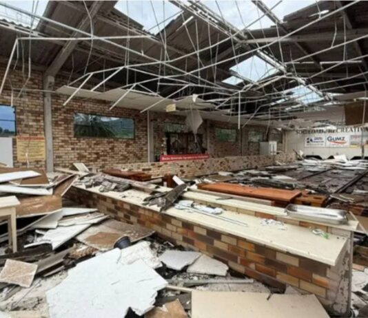 “nao-sobrou-nada”:-vento-arranca-teto-e-destroi-salao-historico-em-sc