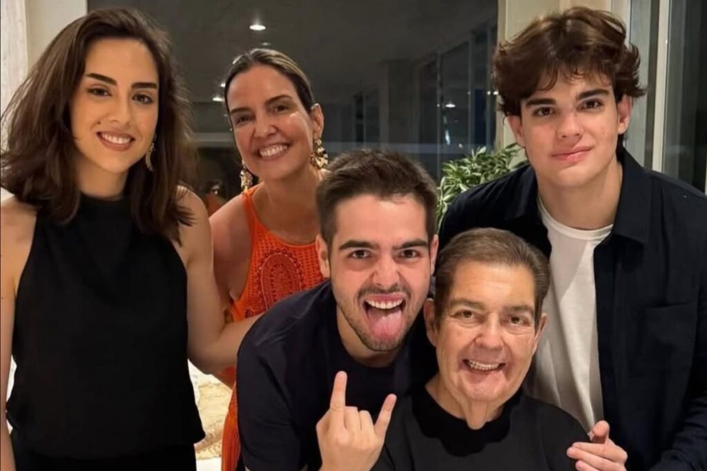 faustao-comemora-o-natal-e-sorri-em-clique-raro-com-o-filho.-veja