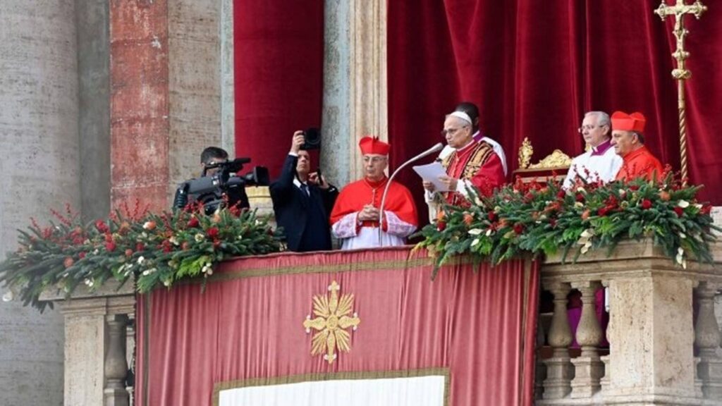 em-sua-1a-bencao-de-natal,-papa-leao-cita-guerras-do-mundo-e-pede-paz