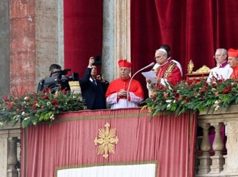 em-sua-1a-bencao-de-natal,-papa-leao-cita-guerras-do-mundo-e-pede-paz