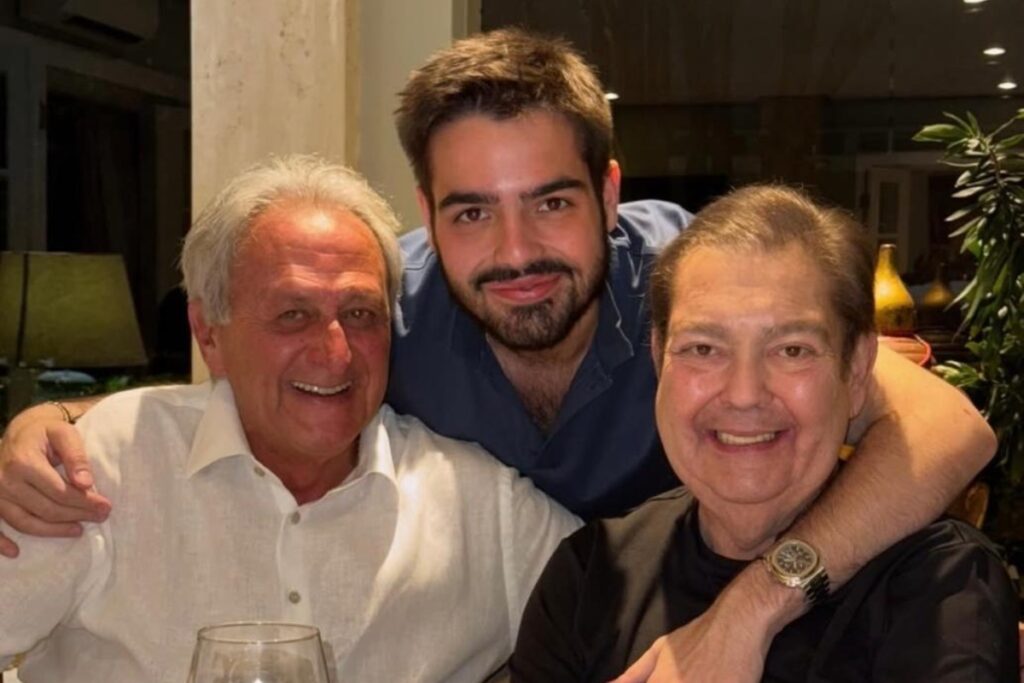 joao-silva-posa-ao-lado-de-faustao-e-festeja-natal:-“privilegio”