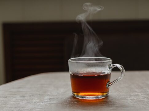 o-melhor-cha-para-desinchar-a-barriga-se-voce-comeu-demais-no-natal