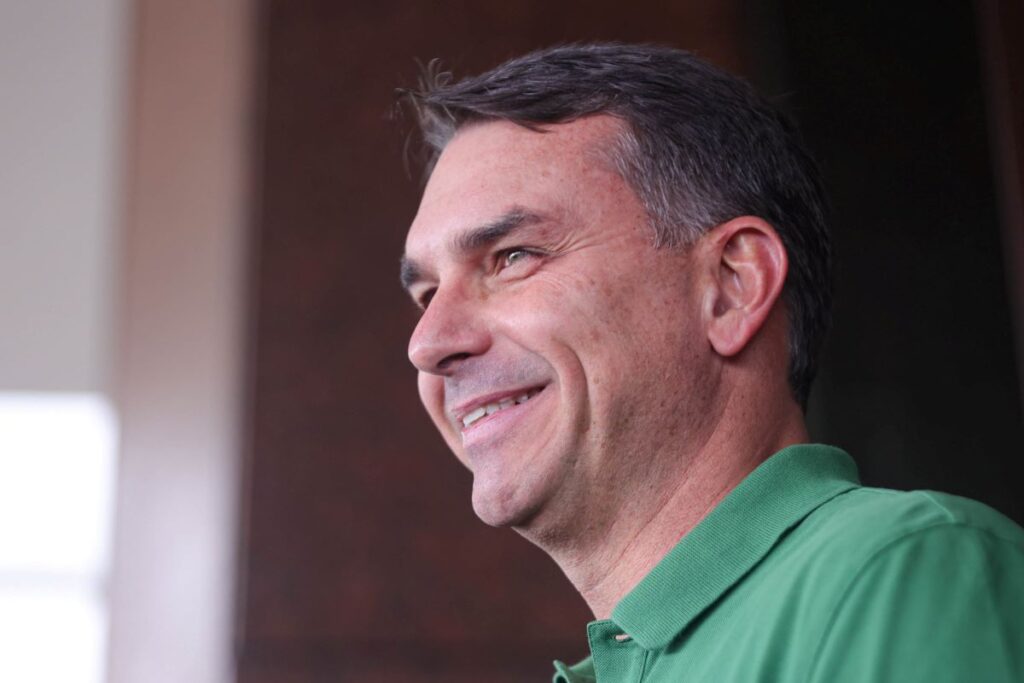 deputada-mais-votada-do-df-apoia-flavio-bolsonaro:-“estamos-juntos”