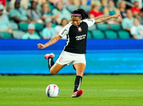 meia-do-corinthians-encanta-mae-com-carro-de-presente-em-brasilia