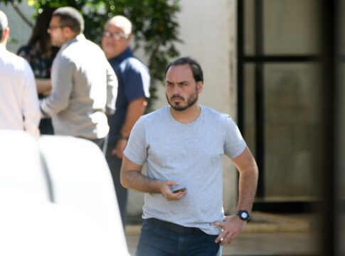 carlos-diz-que-reveza-com-michelle-em-monitoramento-da-apneia-de-bolsonaro