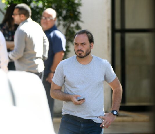 carlos-diz-que-reveza-com-michelle-em-monitoramento-da-apneia-de-bolsonaro