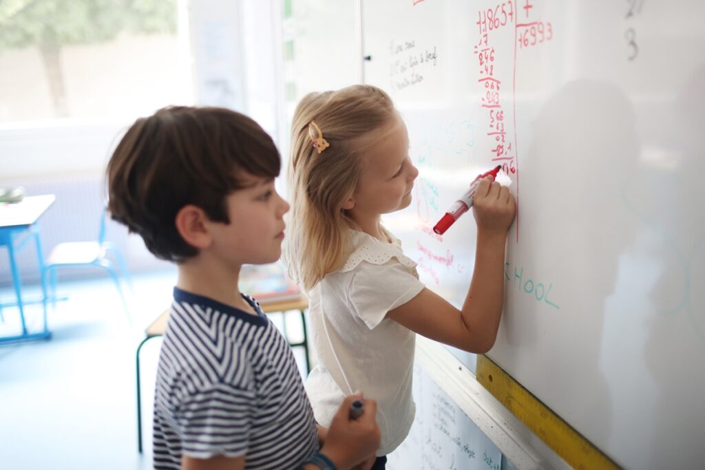 meninas-e-meninos-resolvem-problemas-matematicos-de-maneira-diferente