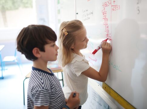 meninas-e-meninos-resolvem-problemas-matematicos-de-maneira-diferente