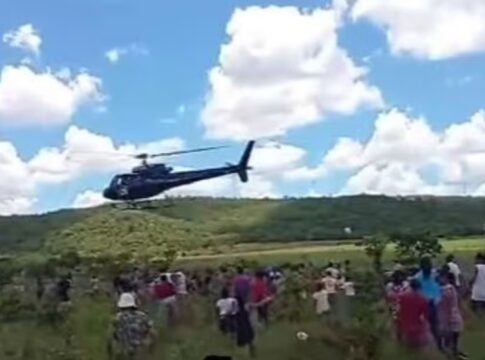 empresario-usa-helicoptero-para-jogar-carnes-sobre-cidade-em-goias