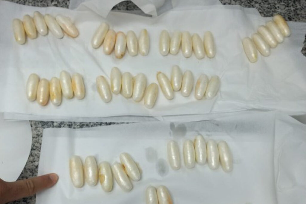 rio:-pf-prende-no-galeao-homem-com-80-capsulas-de-cocaina-no-estomago