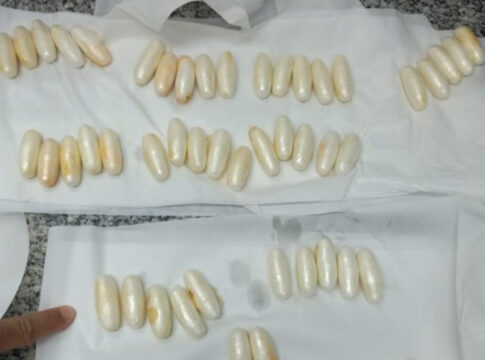 rio:-pf-prende-no-galeao-homem-com-80-capsulas-de-cocaina-no-estomago