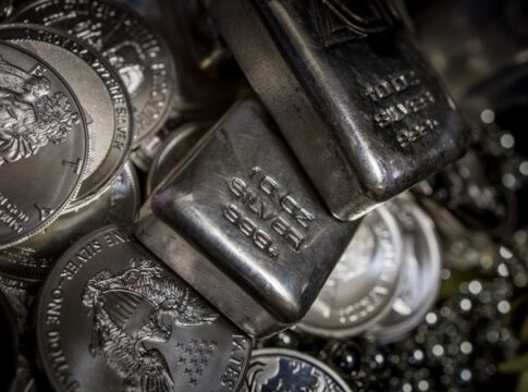 novo-recorde:-prata-ultrapassa-us$-75-pela-1a-vez.-ouro-tambem-avanca