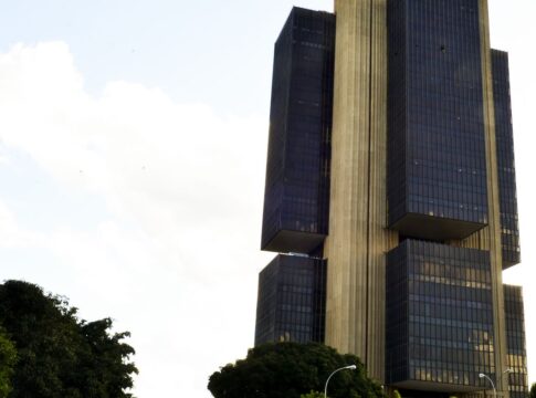 juros-do-credito-pessoal-e-cartao-rotativo-avancam-para-as-familias