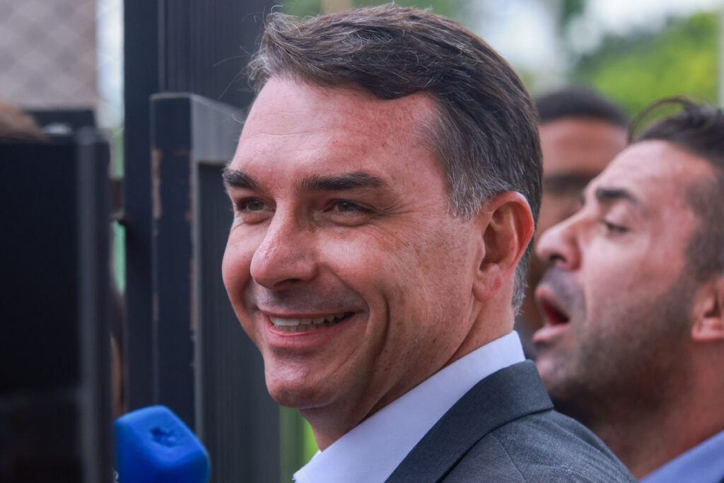 flavio-bolsonaro-comemora-empate-com-lula-no-2o-turno-em-nova-pesquisa