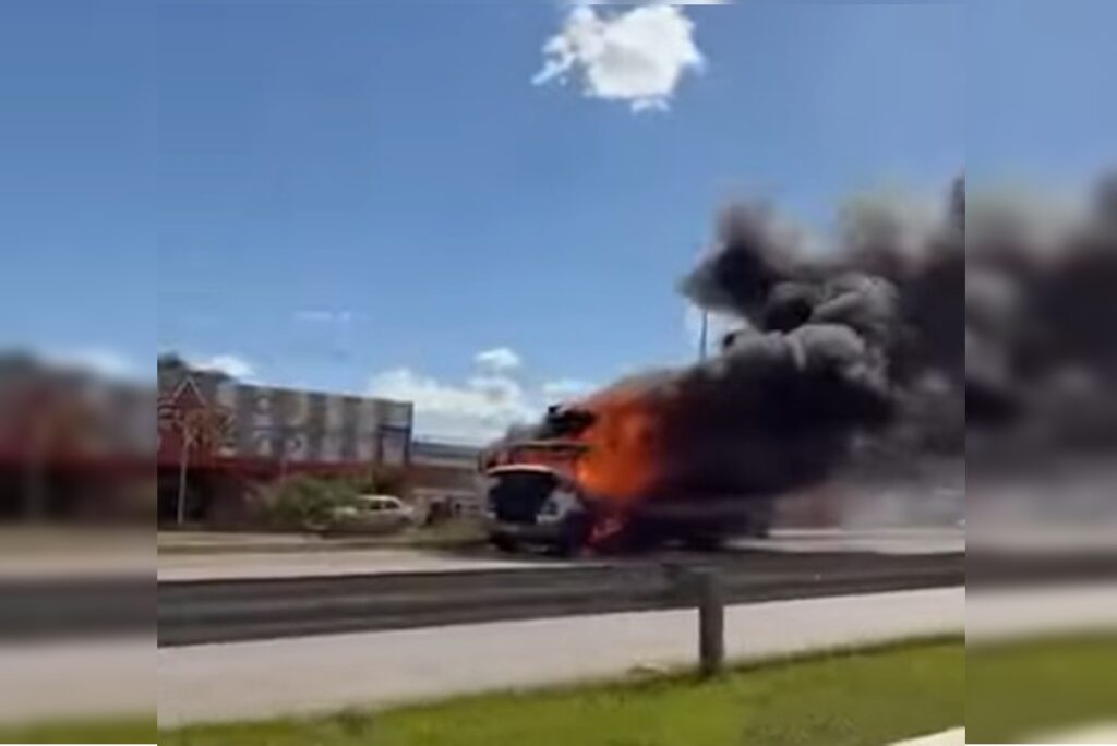 caminhao-pega-fogo-as-margens-de-rodovia-do-df-e-assusta-motorista