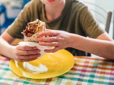 chef-e-acusado-de-apropriacao-cultural-por-vender-kebab:-“cara-branco”