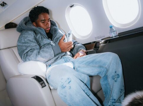 rumo-ao-lyon:-endrick-embarca-para-franca-apos-deixar-o-real-madrid