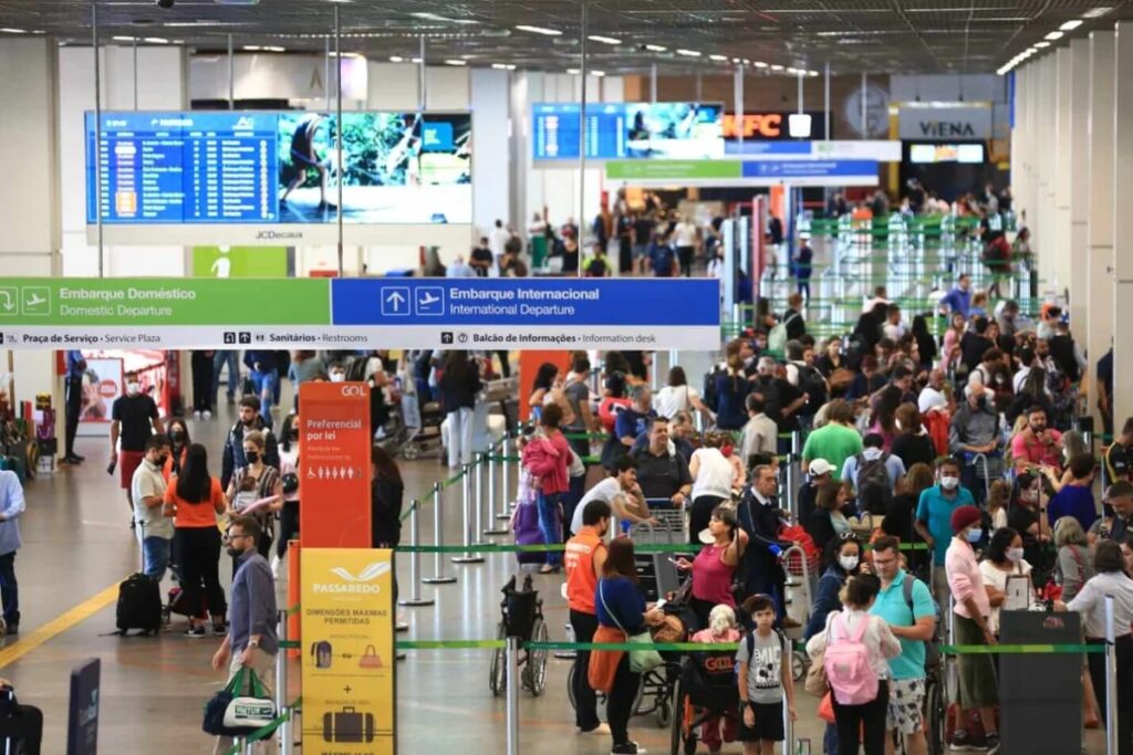 pilotos-e-comissarios-abrem-votacao-que-pode-definir-greve-em-janeiro