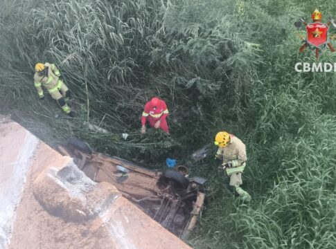 carro-com-duas-criancas-se-choca-contra-mureta-e-cai-de-ponte-na-br-060