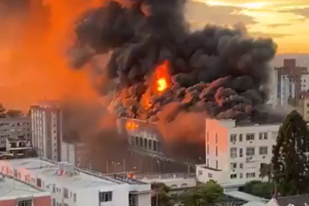 incendio-atinge-colegio-de-120-anos-em-santa-maria-(rs)