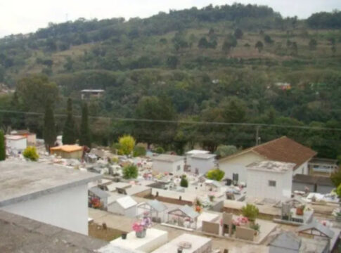 familia-vela-corpo-errado-e-descobre-instantes-antes-do-enterro