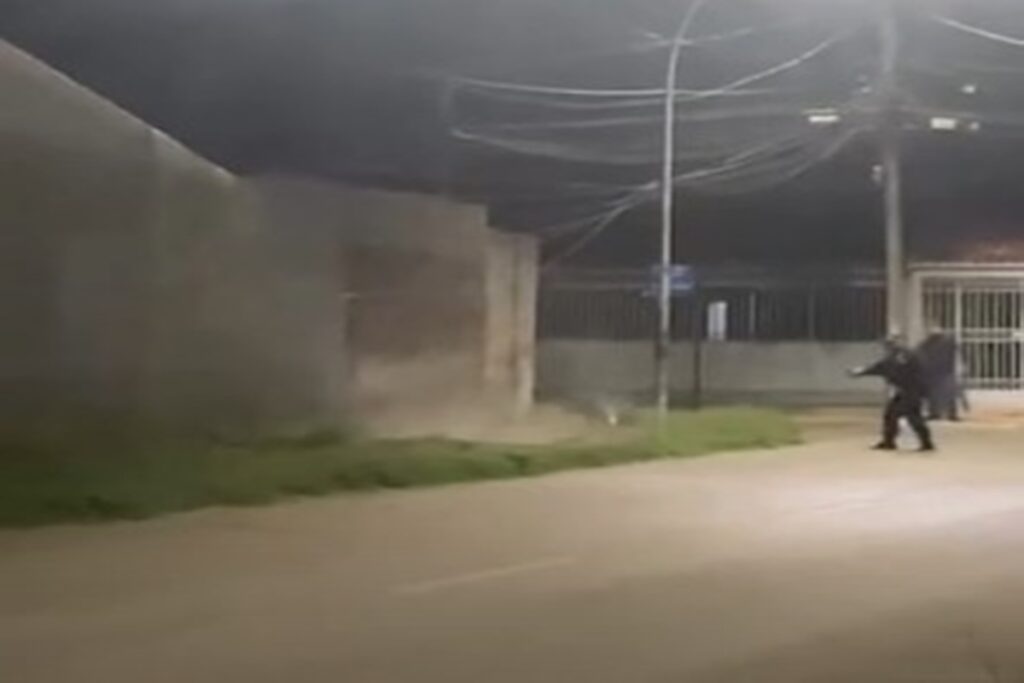 morador-grava-pms-atirando-e-matando-pit-bulls-que-atacaram-crianca