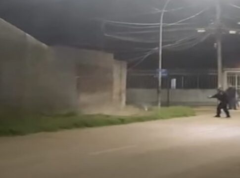 morador-grava-pms-atirando-e-matando-pit-bulls-que-atacaram-crianca